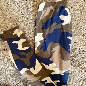 CAMO LEGGINGS - NWOT
